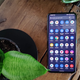 Ilustración para el artículo titulado Asus Zenfone 8 Flip: un móvil sin cámara delantera para ser el rey de los selfies